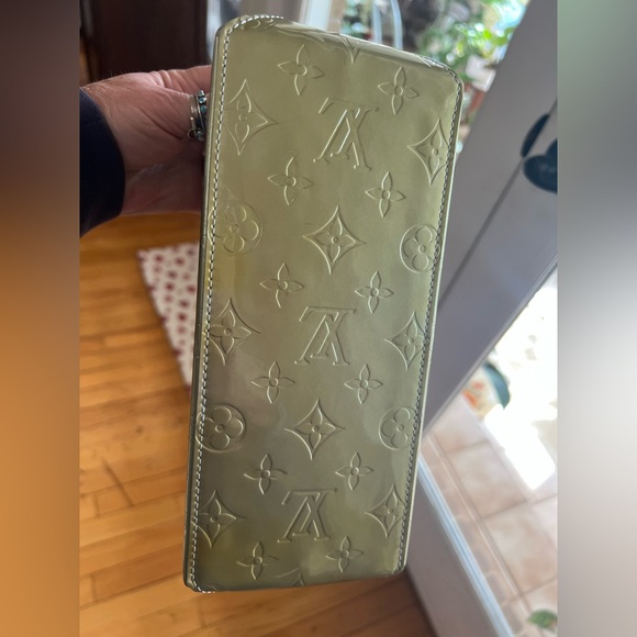 Louis Vuitton Monogram Vernis Reade PM tote bag in sage green patent leather. - Picture 15 of 17